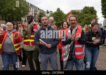 Lille, France. 15 juin 2024. Des gens participent à une manifestation contre l’extrême droite, à Lille, Nord de la France, le 15 juin 2024. Au total, 250 000 personnes sont descendues dans les rues en France samedi, dont 75 000 à Paris, pour protester contre l’extrême droite, selon la police. Crédit : Sebastien Courdji/Xinhua/Alamy Live News Banque D'Images