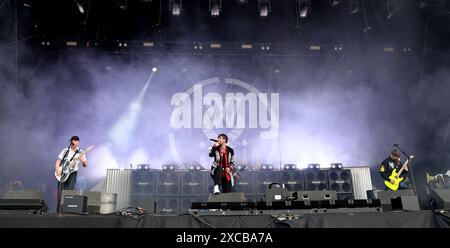 Leicestershire, Royaume-Uni. Samedi 15 juin 2024. While She Sleeps se produit sur la scène Opus au Download Festival de 2024 à Donington Park. Crédit : Jon Harris/Alamy Live News Banque D'Images