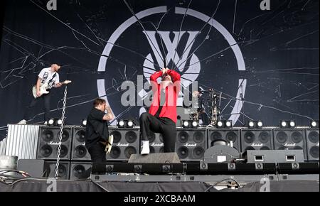 Leicestershire, Royaume-Uni. Samedi 15 juin 2024. While She Sleeps se produit sur la scène Opus au Download Festival de 2024 à Donington Park. Crédit : Jon Harris/Alamy Live News Banque D'Images