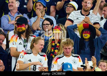 Heidi Klum (GNTM) avec son mari Tom Kaulitz et quatre enfants Lou (à côté d'elle), Johan, Henry et Leni avec son petit ami Aris Rachevsky dans le match de la phase de groupes ALLEMAGNE - ÉCOSSE 5-1 des Championnats d'Europe de l'UEFA 2024 le 14 juin 2024 à Munich, Allemagne. Photographe : Peter Schatz Banque D'Images