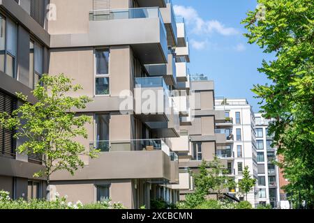 Une rangée d'immeubles modernes vus à Berlin, en Allemagne Banque D'Images