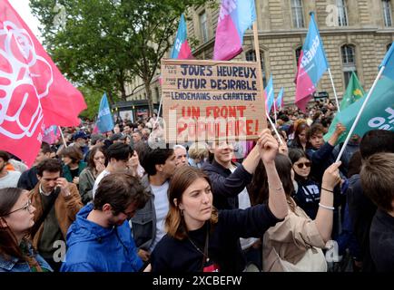 Paris, France. 15 juin 2024. Manifestation pour le Front populaire et contre l'extrême droite à Paris, France, le 15 juin 2024. Photo de Karim ait Adjedjou/ABACAPRESS. COM Credit : Abaca Press/Alamy Live News Banque D'Images