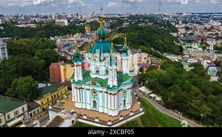 Vue aérienne par drone de l'église Saint André et de la rue Andreevska d'en haut, paysage urbain du district de Podol, ville de Kiev (Kiev), Ukraine Banque D'Images