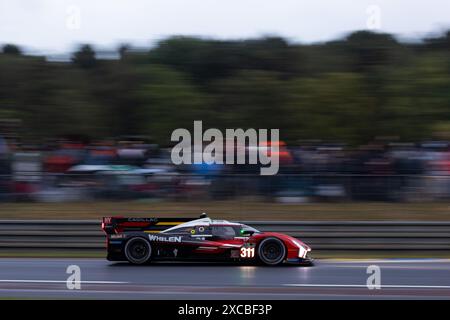 311 DERANI Luis Felipe (soutien-gorge), AITKEN Jack (gbr), DRUGOVICH Felipe (soutien-gorge), Whelen Cadillac Racing, Cadillac V-Series. R #311, Hypercar, action lors des 24 heures du Mans 2024, 4ème manche du Championnat du monde FIA d'Endurance 2024, sur le circuit des 24 heures du Mans, du 15 au 16 juin 2024 au Mans, France - photo Joao Filipe / DPPI Banque D'Images