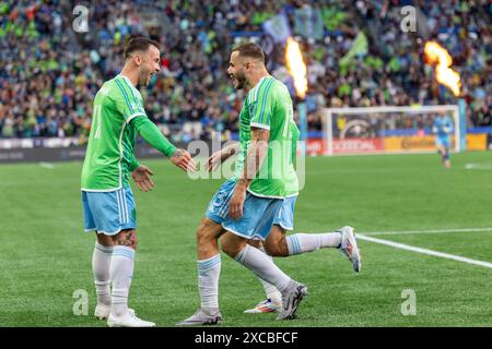 Seattle, Washington, États-Unis. 15 juin 2024. Les joueurs des Seattle Sounders ALBERT RUSNEK #11, CRISTIAN ROLDAN #7, et JORDAN ORRIS #13, acclament et célèbrent le 1er but du match, dans la 1ère moitié de la célébration du 50e anniversaire et match Seattle Sounders vs Minnesota United 2-0 le 6-15-24. (Crédit image : © Melissa Levin/ZUMA Press Wire) USAGE ÉDITORIAL SEULEMENT! Non destiné à UN USAGE commercial ! Banque D'Images