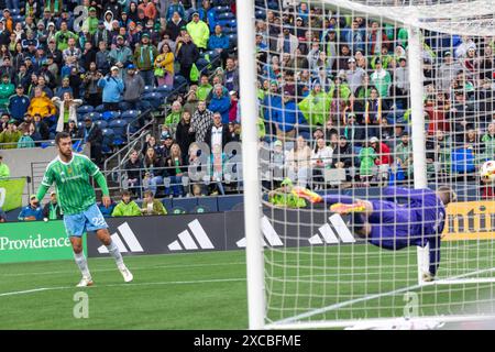 Seattle, Washington, États-Unis. 15 juin 2024. Le gardien de Minnesota United CLINT IRWIN #1, laisse la balle glisser, pour les Sounders 1er but du match, marqué par, JORDAN MORRIS #13, dans la 1ère moitié de la célébration du 50e anniversaire et match Seattle Sounders vs Minnesota United 2-0 sur 6-15-24. (Crédit image : © Melissa Levin/ZUMA Press Wire) USAGE ÉDITORIAL SEULEMENT! Non destiné à UN USAGE commercial ! Banque D'Images