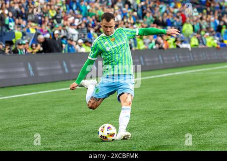 Seattle, Washington, États-Unis. 15 juin 2024. ALBERT RUSNEK #11, joueur des Seattle Sounders, prend un coup de pied grossier, qui est envoyé à un autre joueur pour le 1er but marqué, dans la 1ère moitié de la célébration du 50e anniversaire et match Seattle Sounders vs Minnesota United 2-0 le 6-15-24. (Crédit image : © Melissa Levin/ZUMA Press Wire) USAGE ÉDITORIAL SEULEMENT! Non destiné à UN USAGE commercial ! Banque D'Images