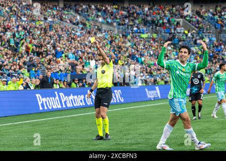 Seattle, Washington, États-Unis. 15 juin 2024. Un CARTON JAUNE est donné à un joueur du Minnesota United après le joueur des Seattle Sounders PAUL ROTHROCK #14, dont il est ravi, dans la 1ère moitié de la célébration du 50e anniversaire et match Seattle Sounders vs Minnesota United 2-0 le 6-15-24. (Crédit image : © Melissa Levin/ZUMA Press Wire) USAGE ÉDITORIAL SEULEMENT! Non destiné à UN USAGE commercial ! Banque D'Images