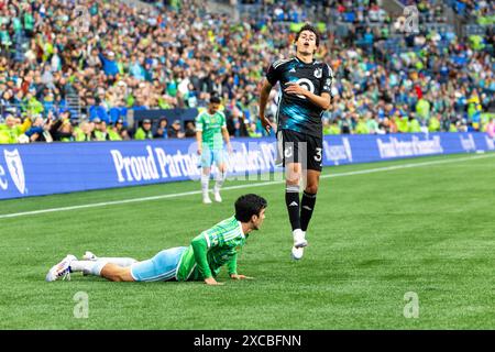 Seattle, Washington, États-Unis. 15 juin 2024. Le joueur des Seattle Sounders PAUL ROTHROCK #14 est faussé par le joueur du Minnesota United CADEN CLARK #37, alors qu'il approche du but, dans la 1ère moitié de la célébration du 50e anniversaire et match Seattle Sounders vs Minnesota United 2-0 sur 6-15-24. (Crédit image : © Melissa Levin/ZUMA Press Wire) USAGE ÉDITORIAL SEULEMENT! Non destiné à UN USAGE commercial ! Banque D'Images