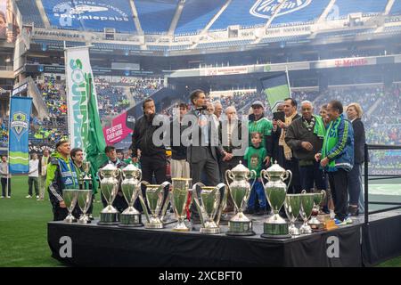 Seattle, Washington, États-Unis. 15 juin 2024. ADRIAN HANAUER, propriétaire des Seattle Sounders, donne le coup d'envoi du Circle of Legends, et rend hommage à l'équipe inaugurale des Sounders de 1974 au début du match, lors de la célébration du 50e anniversaire et du match Seattle Sounders vs Minnesota United 2-0 le 15-06-24. (Crédit image : © Melissa Levin/ZUMA Press Wire) USAGE ÉDITORIAL SEULEMENT! Non destiné à UN USAGE commercial ! Banque D'Images