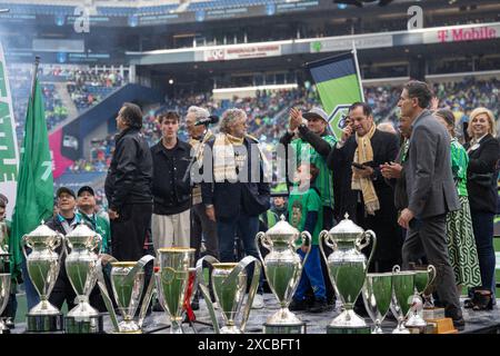 Seattle, Washington, États-Unis. 15 juin 2024. L'ÉQUIPE DES SEATTLE SOUNDERS de 1974 se tient pour le Circle of Legends, pour lancer le début du match, lors de la célébration du 50e anniversaire et match Seattle Sounders vs Minnesota United 2-0 le 6-15-24. (Crédit image : © Melissa Levin/ZUMA Press Wire) USAGE ÉDITORIAL SEULEMENT! Non destiné à UN USAGE commercial ! Banque D'Images