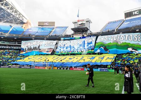 Seattle, Washington, États-Unis. 15 juin 2024. Les SUPPORTERS D'EMERALD Seattle, lèvent les bannières du 50e anniversaire en soutien aux Seattle Sounders, au début de la 1ère moitié de la célébration du 50e anniversaire et match Seattle Sounders vs Minnesota United 2-0 le 6-15-24. (Crédit image : © Melissa Levin/ZUMA Press Wire) USAGE ÉDITORIAL SEULEMENT! Non destiné à UN USAGE commercial ! Banque D'Images