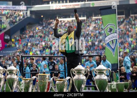 Seattle, Washington, États-Unis. 15 juin 2024. DR, STEPHEN NEWBY, dirige l'ensemble du Lumen Field Stadium, des DÉTENTEURS DE BILLETS, dans le chant de l'hymne national, au début du match, lors de la célébration du 50e anniversaire et match Seattle Sounders vs Minnesota United 2-0 le 6-15-24. (Crédit image : © Melissa Levin/ZUMA Press Wire) USAGE ÉDITORIAL SEULEMENT! Non destiné à UN USAGE commercial ! Banque D'Images