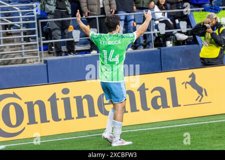 Seattle, Washington, États-Unis. 15 juin 2024. Le joueur des Seattle Sounders PAUL ROTHROCK #14 célèbre aux fans, après que les Sounders ont marqué le 2e but du match, dans la 2e moitié de la célébration du 50e anniversaire et match Seattle Sounders vs Minnesota United 2-0 le 6-15-24. (Crédit image : © Melissa Levin/ZUMA Press Wire) USAGE ÉDITORIAL SEULEMENT! Non destiné à UN USAGE commercial ! Banque D'Images