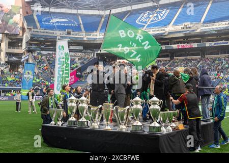 Seattle, Washington, États-Unis. 15 juin 2024. Certains des JOUEURS inauguraux des Seattle Sounders 1974, agitent le drapeau de cérémonie au début du match, lors de la célébration du 50e anniversaire et du match Seattle Sounders vs Minnesota United 2-0 le 6-15-24. (Crédit image : © Melissa Levin/ZUMA Press Wire) USAGE ÉDITORIAL SEULEMENT! Non destiné à UN USAGE commercial ! Banque D'Images