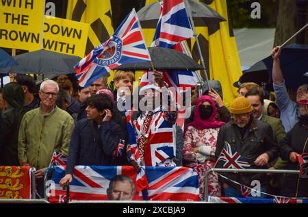 Londres, Royaume-Uni. 15 juin 2024. Les supporters royaux font des vagues de Union Jacks lors du Trooping the Colour on the Mall près de Buckingham Palace. La cérémonie célèbre l'anniversaire du roi Charles III crédit : Vuk Valcic/Alamy Live News Banque D'Images