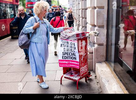 Londres Royaume-Uni 14 juin - Un passant prend une copie de l'édition spéciale du London Evening Standard Newspaper euros alors que l'Angleterre se prépare à affronter la Serbie dans son premier match de groupes en Allemagne ce dimanche Banque D'Images