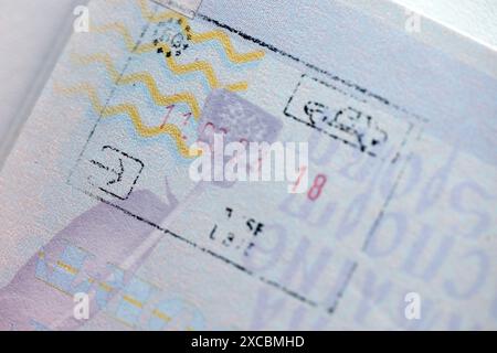 KIEV, UKRAINE - 20 AVRIL 2024 page de passeport étranger avec visas, timbres à la frontière de Turkiye, permis d'entrer dans les pays, concept de voyager autour du monde, document d'identité des voyageurs Banque D'Images