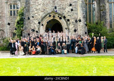 Remise des diplômes, Schumacher College, Dartington Hall Estate, Totnes, Devon, Angleterre, Royaume-Uni mai 2024 Banque D'Images
