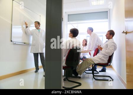 Chercheurs, Réunion, Fondation Tecnalia, Centre technologique et de recherche, Parc technologique de Saint-Sébastien, Donostia, Gipuzkoa, pays Basque, Espagne Banque D'Images