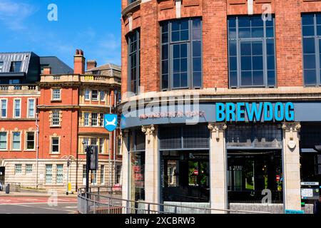 Leeds Angleterre : 2 juin 2024 : Leeds BrewDog bar extérieur par une journée ensoleillée Banque D'Images