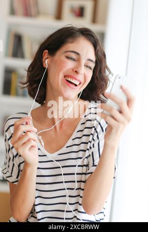 Woman listening music with Smartphone Banque D'Images