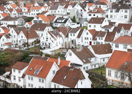 Une vue aérienne de Gamle Stavanger. Gamle Stavanger est la vieille ville historique de Stavanger composée de maisons en bois blanc. Banque D'Images