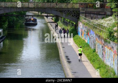 Londres, Royaume-Uni. Homme qui fait du jogging le long du Regents canal juste au nord de Camden Lock Banque D'Images