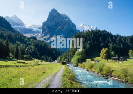 Belle vue sur Rosenlaui avec les alpes suisses en corne de puits et la rivière Reichenbach en été sur la journée ensoleillée au Canton de Berne, Suisse Banque D'Images