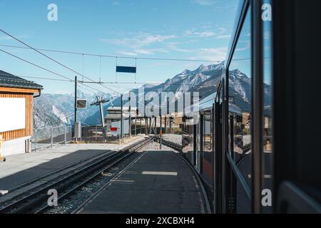 Belle vue du train à la gare parmi les Alpes suisses à Zermatt, Suisse Banque D'Images
