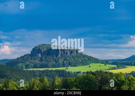 Sächsische Schweiz Der Pfaffenstein, veraltet auch Jungfernstein, ist ein hoher Tafelberg im Elbsandsteingebirge in Saxe. Er liegt links der Elbe BEI Königstein und wird aufgrund seiner vielgestaltigen Struktur auch als Sächsische Schweiz im Kleinen bezeichnet. Pfaffendorf Sachsen Deutschland *** Suisse saxonne le Pfaffenstein, également connu sous le nom de Jungfernstein, est une haute montagne de table dans les montagnes de grès de l'Elbe en Saxe il se trouve à gauche de l'Elbe près de Königstein et est également connu comme la Suisse saxonne en miniature en raison de sa structure diversifiée Pfaffendorf Saxe Allemagne Pfaffenstei Banque D'Images