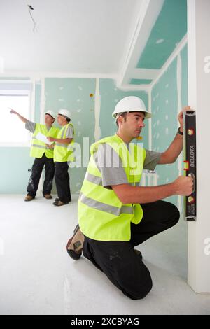 L'équipement de protection des travailleurs, protection individuelle, panneaux de plâtre de mise à niveau, la construction de logements, niveau, Pays Basque, Espagne Banque D'Images