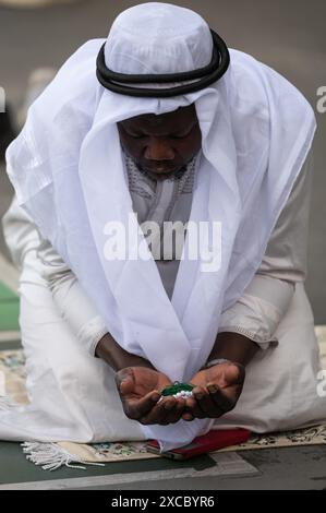 Madrid, Espagne. 16 juin 2024. Un homme priant pendant la célébration de l'Aïd al-Adha. L'Aïd al-Adha, également connu sous le nom de « Festival du sacrifice », est une fête islamique importante célébrée dans le monde entier qui coïncide également avec le pèlerinage du Hadj à la Mecque. Crédit : Marcos del Mazo/Alamy Live News Banque D'Images