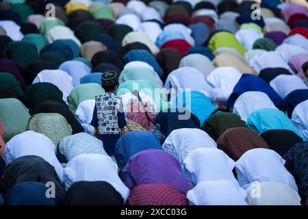 Madrid, Madrid, Espagne. 16 juin 2024. Un garçon debout pendant la prière dans la célébration de la Fête de l'Agneau, ''Aïd al Adha.''.la communauté musulmane de Madrid s'est réunie dans le quartier Lavapiés pour prier pendant la célébration de la Fête de l'Agneau, 'Aïd al Adha'', cette fête symbolise la dévotion et la gratitude envers Dieu. (Crédit image : © Luis Soto/ZUMA Press Wire) USAGE ÉDITORIAL SEULEMENT! Non destiné à UN USAGE commercial ! Crédit : ZUMA Press, Inc/Alamy Live News Banque D'Images