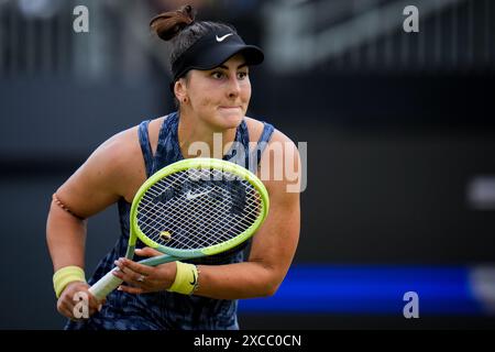 'S-HERTOGENBOSCH, PAYS-BAS - 14 JUIN : Bianca Andreescu du Canada en action dans son match de quart de finale en simple féminin contre Naomi Osaka du Japon le jour 5 des Championnats Libema Open Grass court à l'Autotron le 14 juin 2024 à 's-Hertogenbosch, pays-Bas (photo de Rene Nijhuis/BSR Agency) crédit: BSR Agency/Alamy Live News Banque D'Images