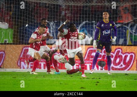 Bogota, Colombie. 15 juin 2024. Hugo Rodallega de l'Independiente Santa Fe célèbre avoir marqué un but lors de la finale de la BetPlay Dimayor League entre l'Independiente Santa Fe et l'Atletico Bucaramanga au stade El Campin de Bogota, en Colombie, le 15 juin 2024. Photo par : Sebastian Barros/long Visual Press crédit : long Visual Press/Alamy Live News Banque D'Images