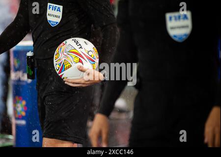 Bogota, Colombie. 15 juin 2024. Un arbitre de la FIFA détient le ballon officiel de la finale du Golty BetPlay Dimayor lors de la finale de la BetPlay Dimayor League entre l'Independiente Santa Fe et l'Atletico Bucaramanga au stade El Campin de Bogota, en Colombie, le 15 juin 2024. Photo par : Sebastian Barros/long Visual Press crédit : long Visual Press/Alamy Live News Banque D'Images