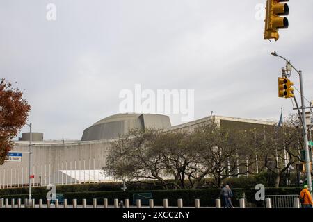 La vue du bâtiment de l'Assemblée générale des Nations Unies en automne. New York, États-Unis Banque D'Images