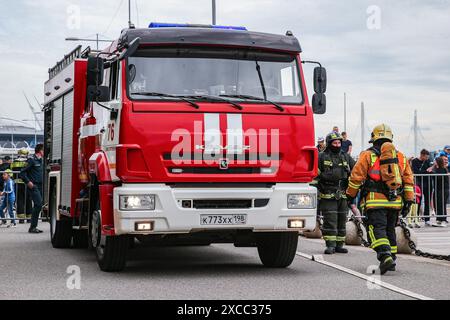 Pétersbourg, Russie. 14 juin 2024. Un véhicule des pompiers vu pendant le festival des pompiers dans le parc du 300e anniversaire. Le 14 juin dernier, le festival « My Dad is a Fireman, My Dad is a Hero » s’est tenu dans le parc pour le 300e anniversaire de la création de Petersburg. Les visiteurs ont eu droit à des plateformes interactives, des démonstrations spectaculaires de sauveteurs éteignant une voiture en feu, ainsi qu'à un programme de concerts et une cuisine de terrain. (Photo par Artem Priakhin/SOPA images/SIPA USA) crédit : SIPA USA/Alamy Live News Banque D'Images