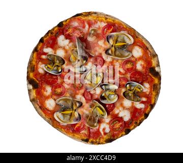 Pizza avec fruits de mer, mozzarella, moules, poulpe, calmars, saumon, crevettes sur un fond blanc isolé. Banque D'Images