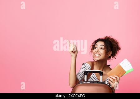 Jeune femme avec bagages et passeport prêt pour les vacances Banque D'Images
