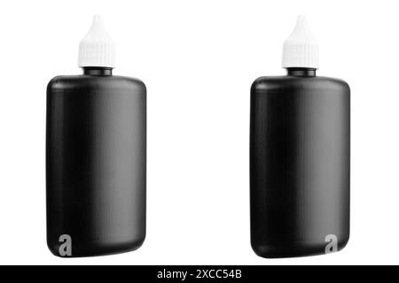 Bouteille en plastique d'huile lubrifiante universelle isolée sur fond blanc. Le fichier contient un chemin d'écrêtage. Banque D'Images