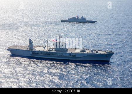 MER DES PHILIPPINES (14 juin 2024) - USS Blue Ridge (LCC 19), à gauche, mène un exercice de manœuvre avec la marine française Aqui Banque D'Images