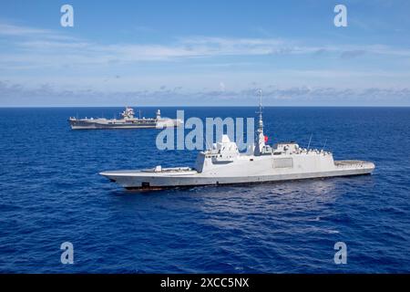 MER DES PHILIPPINES (14 juin 2024) - USS Blue Ridge (LCC 19), à gauche, mène un exercice de manœuvre avec la marine française Aqui Banque D'Images