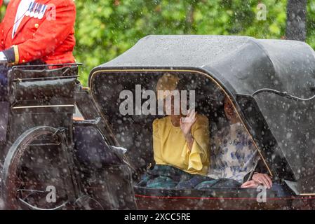 Sophie, duchesse d'Édimbourg à Trooping the Colour 2024 au Mall, Londres, Royaume-Uni. Dans un chariot partiellement ouvert sous une forte pluie, ondulant Banque D'Images