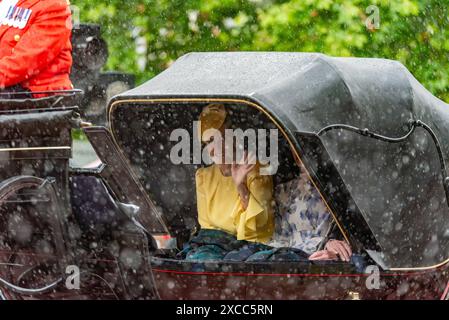 Sophie, duchesse d'Édimbourg à Trooping the Colour 2024 au Mall, Londres, Royaume-Uni. Dans un chariot partiellement ouvert sous une forte pluie, ondulant Banque D'Images