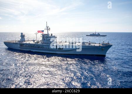 MER DES PHILIPPINES (14 juin 2024) - USS Blue Ridge (LCC 19), à gauche, mène un exercice de manœuvre avec la marine française Aqui Banque D'Images