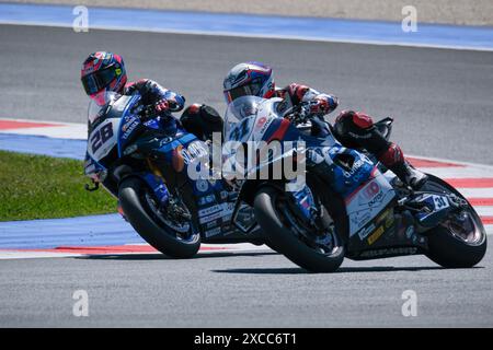 Misano Adriatico, Italie. 16 juin 2024. Duel entre (28) Bradley Ray du Royaume-Uni de Yamaha Motoracing World SBK Team, pilote Yamaha YZF R1 et (31) Garret Gerloff des États-Unis d'Amérique de Bonovo action BMW Team, pilote BMW M1000 RR lors du Championnat du monde FIM Motul Superbike - Tissot Superpole race 2 de Emilia Romagna Round sur le circuit mondial Marco Simoncelli à Misano Adriatico le 16 juin 2024 à Misano Adriatico, Rimini, Italie. Crédit : Agence photo indépendante/Alamy Live News Banque D'Images