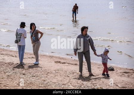 Pétersbourg, Russie. 14 juin 2024. Les gens se détendent à la plage. (Photo par Artem Priakhin/SOPA images/SIPA USA) crédit : SIPA USA/Alamy Live News Banque D'Images