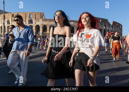 15 juin 2024, Rome, Italie : défilé de la fierté LGBTQIA+ à Rome devant le Colisée (crédit image : © Matteo Nardone/Pacific Press via ZUMA Press Wire) USAGE ÉDITORIAL SEULEMENT! Non destiné à UN USAGE commercial ! Banque D'Images